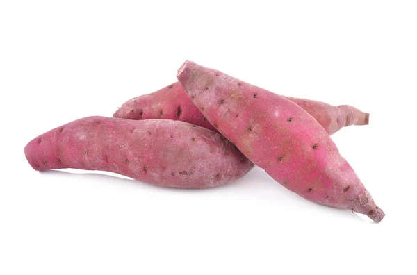Beyaz arka plan üzerinde bütün taze Japon tatlı patates