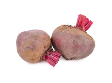 Tamamen taze pancar kökü ve beyaz arka plan