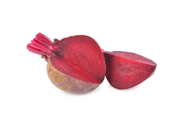 pişmemiş bütün ve kesme olgun pancar kök üzerinde beyaz backgrou ile