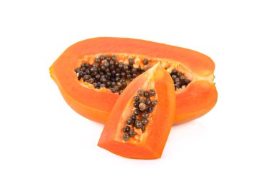 Olgun papaya tohumları ile beyaz arka plan üzerinde kesme Haft ve bölümü