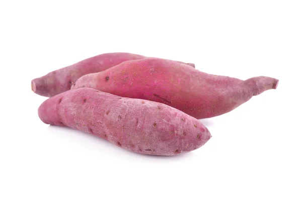 Beyaz arka plan üzerinde bütün taze Japon tatlı patates