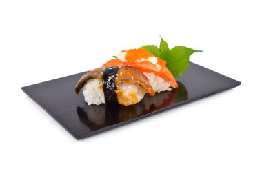 Suşi nigiri ve sashimi beyaz b ile düz siyah plaka üzerinde servis