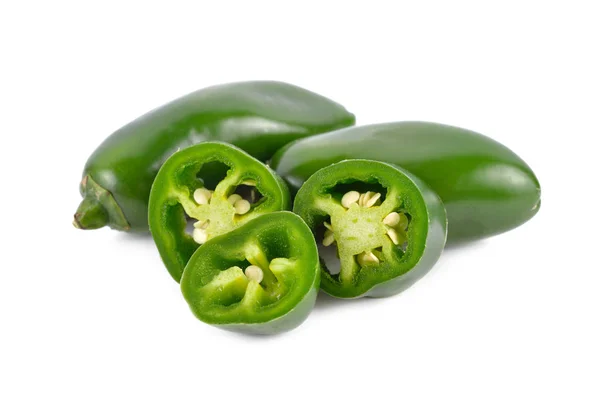 Intero e porzione tagliato fresco Jalapeno o peperoncino messicano su b bianco — Foto Stock