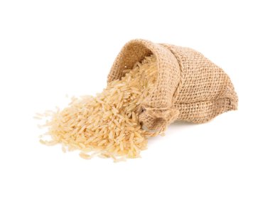 çuval ve beyaz arka planda organik kahverengi yasemin pirinç