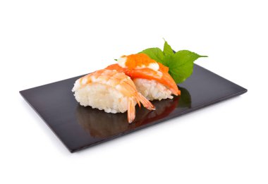 Suşi nigiri ve sashimi beyaz b ile düz siyah plaka üzerinde servis