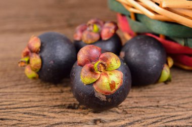 Tahta masadaki taze Mangosteen.