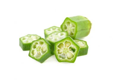 beyaz arka plan üzerinde dilimlenmiş taze Bamya