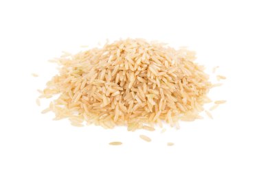 beyaz arka plan üzerinde organik kahverengi yasemin pirinç yığını