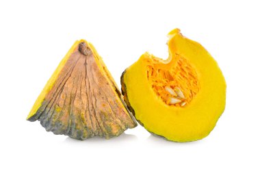 Beyaz arka planda tohum ile taze balkabakları kesti