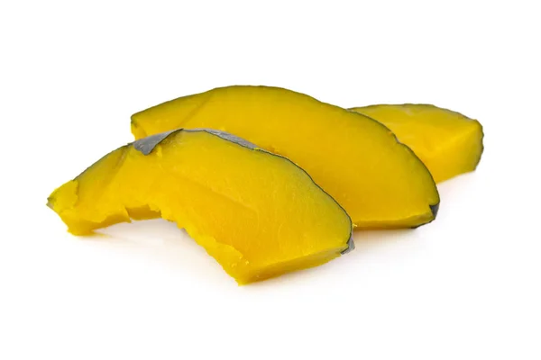 kesme parçası beyaz arka planda kabuk ile haşlanmış kabak