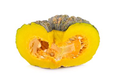 Beyaz arka planda tohum ile taze balkabakları kesti