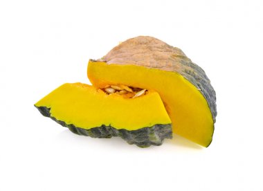 Beyaz arka planda tohum ile taze balkabakları kesti