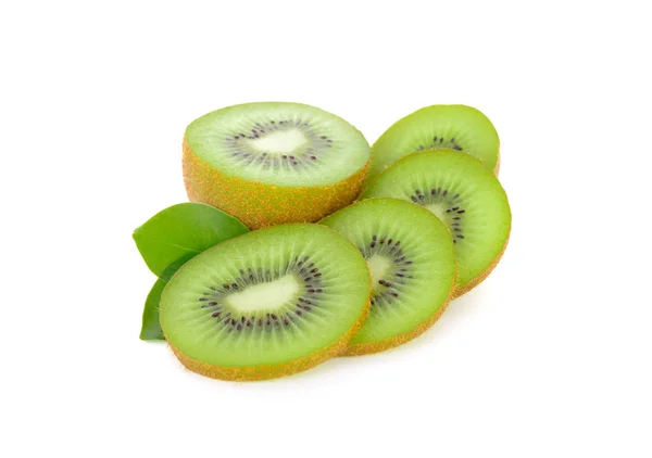 Kiwi verde fresco en rodajas y medio cortado sobre fondo blanco — Foto de Stock