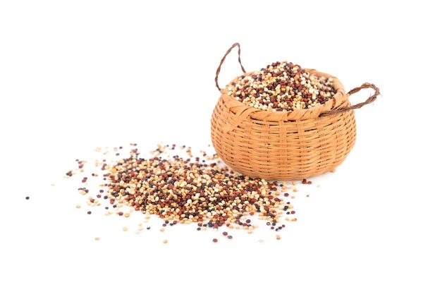 küçük sepet ve beyaz arka plan üzerinde üç renkli Quinoa