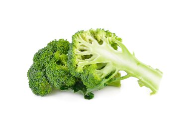 beyaz arka plan üzerinde bütün ve yarım kesilmiş taze brokoli