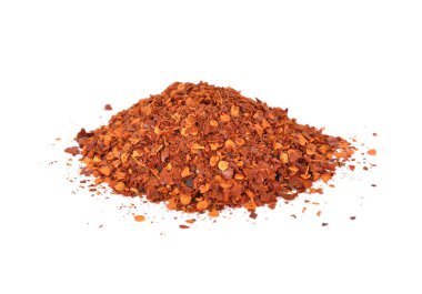 Beyaz arka planda toprak biber tozu yığını