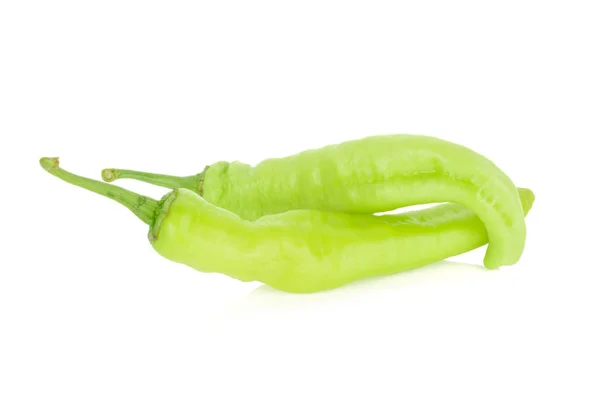 Verse groene Chili peper met steel op witte achtergrond — Stockfoto