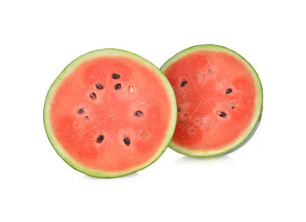 Beyaz arka planda tohum ile yarım kesim taze karpuz