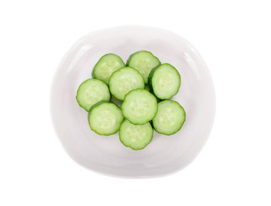 beyaz backgrou beyaz tabakta dilimlenmiş taze Japon salatalık