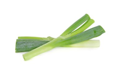 beyaz arka plan üzerinde taze pırasa veya sallayarak soğan