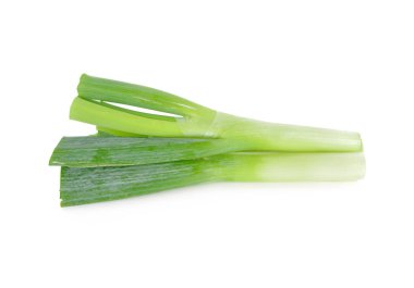 beyaz arka plan üzerinde taze pırasa veya sallayarak soğan