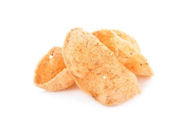 beyaz arka planda kızarmış balık cipsi