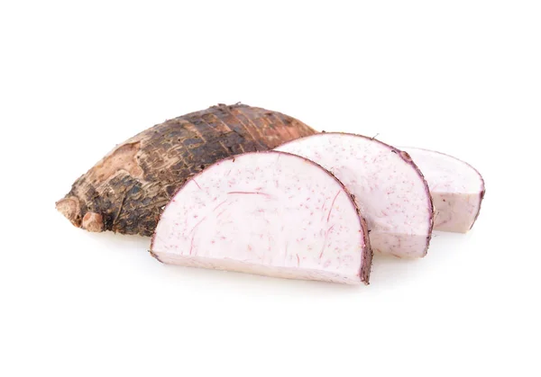 beyaz arka plan üzerinde pişmemiş yarım kesilmiş ve dilimlenmiş taro