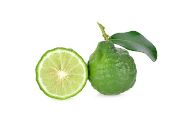 beyaz arka plan üzerinde kök ve yaprak ile bütün taze kaffier