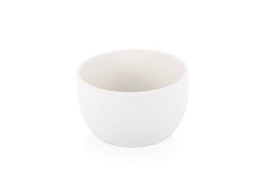 beyaz arka plan üzerinde beyaz seramik boş kase