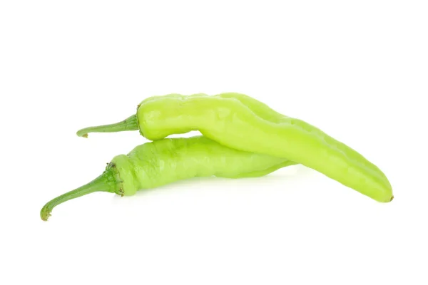 Beyaz arka planda kök ile taze yeşil biber biber