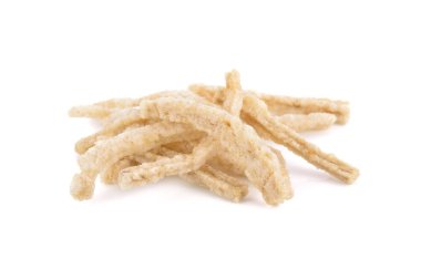 beyaz arka plan üzerinde kızarmış balık sopa cips