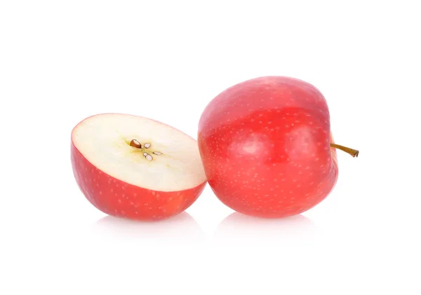整个和半切新鲜的粉红色女士苹果与白色背部的茎 — 图库照片