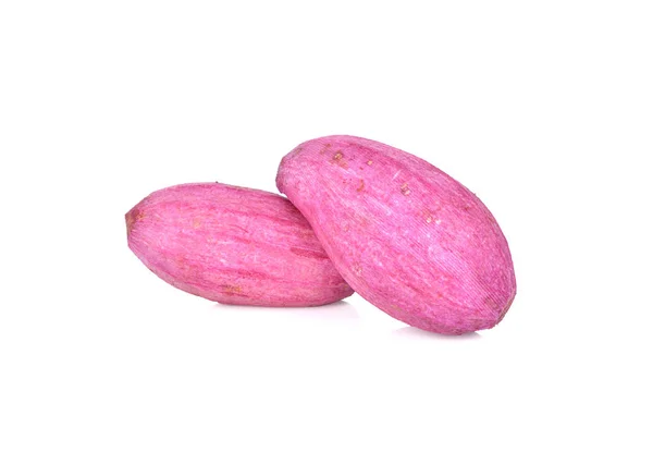 Geschilde en ongekookte paarse aardappel op witte achtergrond — Stockfoto
