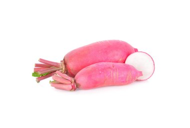 bütün ve beyaz backgrou üzerinde kök ile dilimlenmiş pişmemiş kırmızı turp