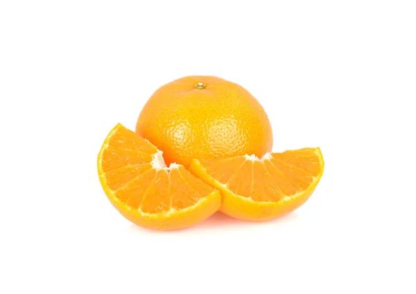 Ganze und geschnittene reife australische honig murcott mandarine orange auf wh — Stockfoto