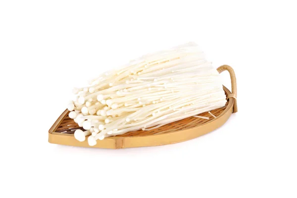 Bambu tabaktaki beyaz arkaplanlı taze Enoki mantarları.