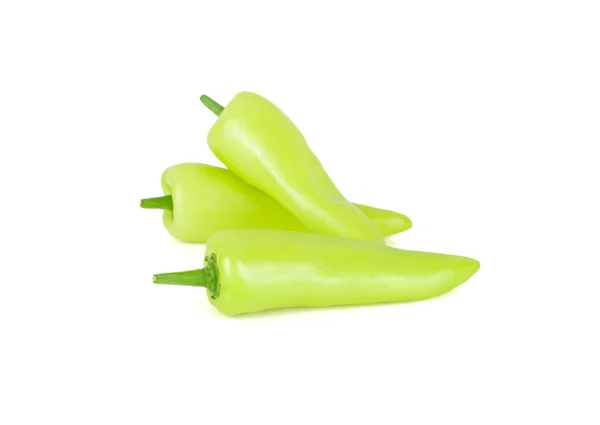 Hele verse groene chili peper met stengel op witte achtergrond — Stockfoto