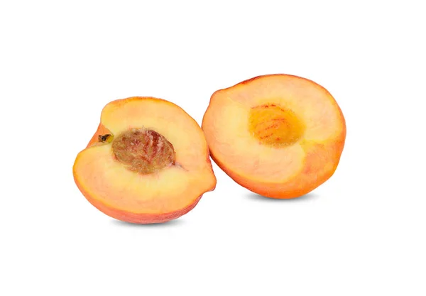 皮をむかない半分の桃の種を白い背景に — ストック写真