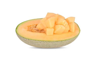 Hal ve küp beyaz arka planda olgun kavun kesimi