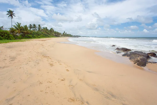 Spiaggia tropicale dello Sri Lanka — Foto Stock