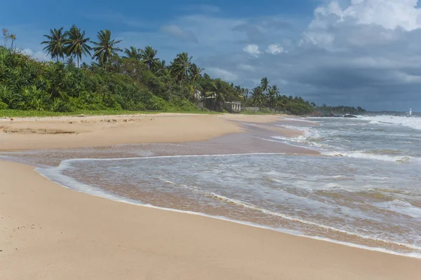 Tropikal plaj Sri-Lanka — Stok fotoğraf