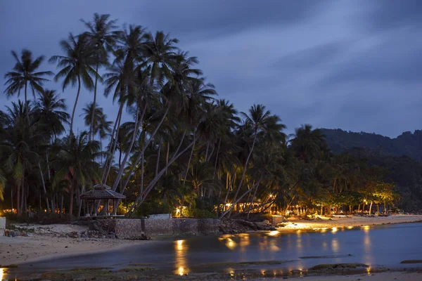 Tropikalny krajobraz w nocy. Długi czas ekspozycji — Zdjęcie stockowe
