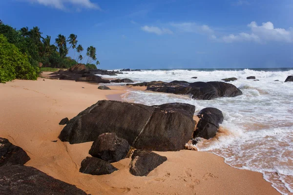 Tropikalnej plaży kamienie w Sri Lanka — Zdjęcie stockowe