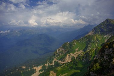 Roza Khutor Yaylası yaz Alpine Ski Resort manzara, Sochi, Rusya Federasyonu. Kafkas Dağları'nın arka plan üzerinde alpin çayır yakın çekim