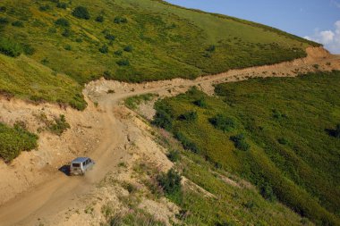 Sochi, Rusya Federasyonu, 08 Ağustos 2017 Roza Khutor Yaylası yaz Alpine Kayak Resort manzara, plato üzerinde yakın kadar alpin çayır üzerinde A arka plan, Beyaz dağlar araba mowes