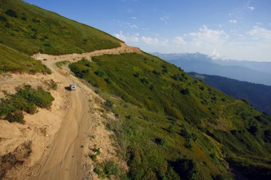 Sochi, Rusya Federasyonu, 08 Ağustos 2017 Roza Khutor Yaylası yaz Alpine Kayak Resort manzara, plato üzerinde yakın kadar alpin çayır üzerinde A arka plan, Beyaz dağlar araba mowes