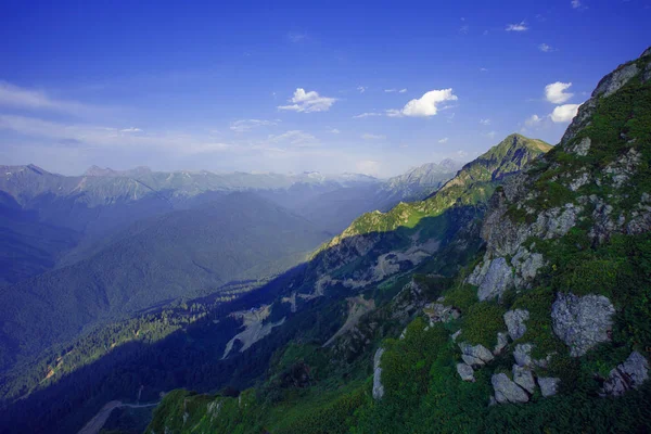 Roza Khutor Plateau lato Alpine Ski Resort krajobraz, Soczi, Rosja. Zbliżenie na alpejskiej łąki, na tle góry Kaukaz — Zdjęcie stockowe