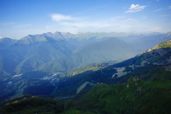 Roza Khutor Plateau lato Alpine Ski Resort krajobraz, Soczi, Rosja. Zbliżenie na alpejskiej łąki, na tle góry Kaukaz — Zdjęcie stockowe