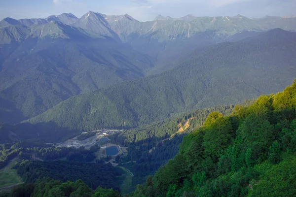 Roza Khutor Plateau lato Alpine Ski Resort krajobraz, Soczi, Rosja. Zbliżenie na alpejskiej łąki, na tle góry Kaukaz — Zdjęcie stockowe