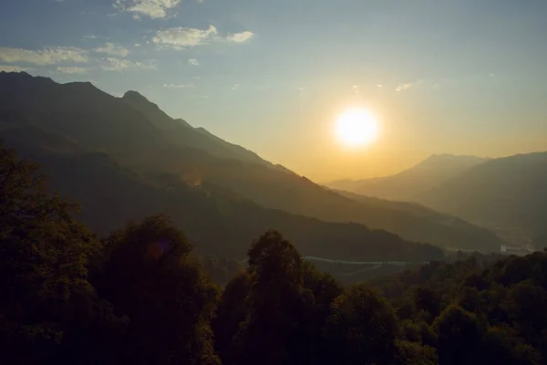 केबल कार सोची रूस से रोजा खुटर वांगव पर सनसेट रॉयल्टी फ़्री स्टॉक इमेज